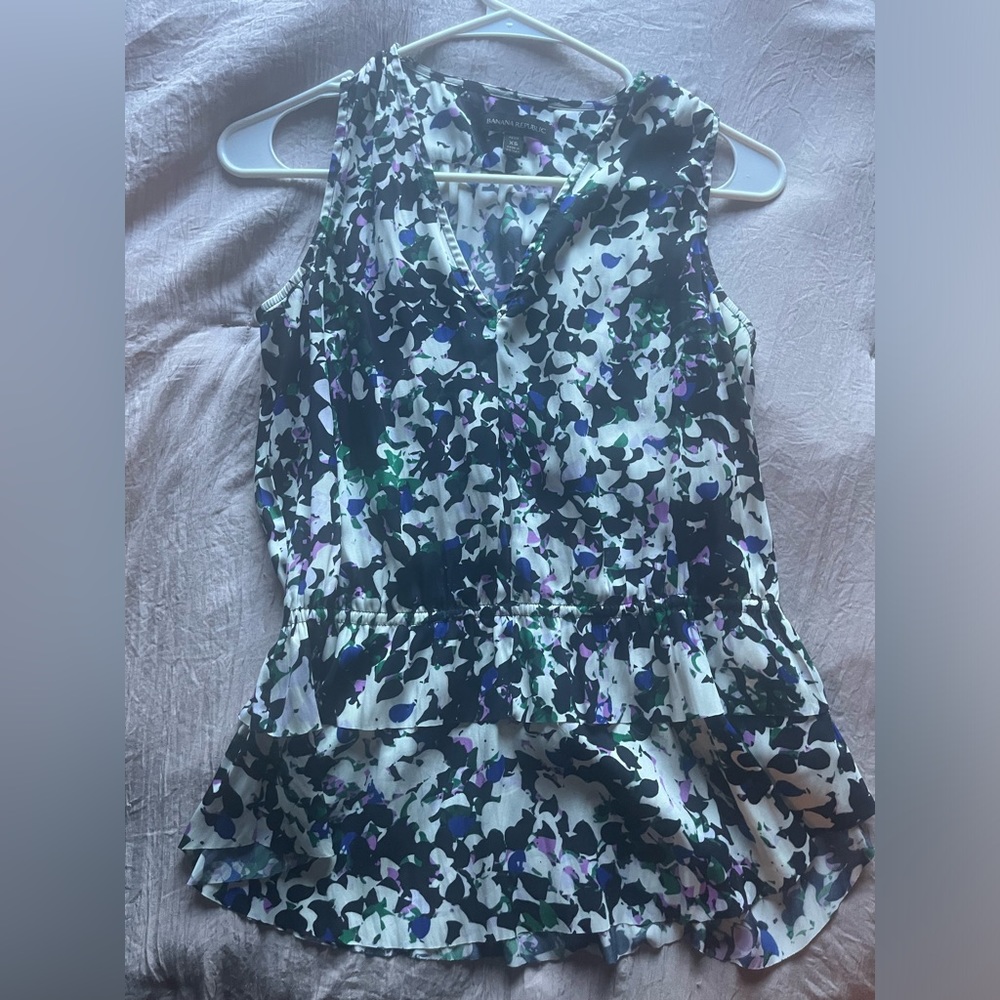 Banana Republic v-neck floral ruffled blouse